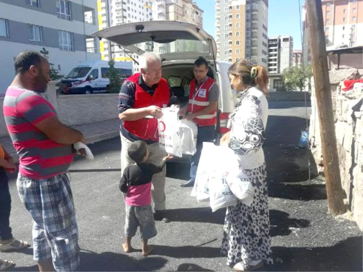 Bayram Günü Çöpte Yiyecek Arayan Kadına Kızılay\'dan da Yardım Geldi