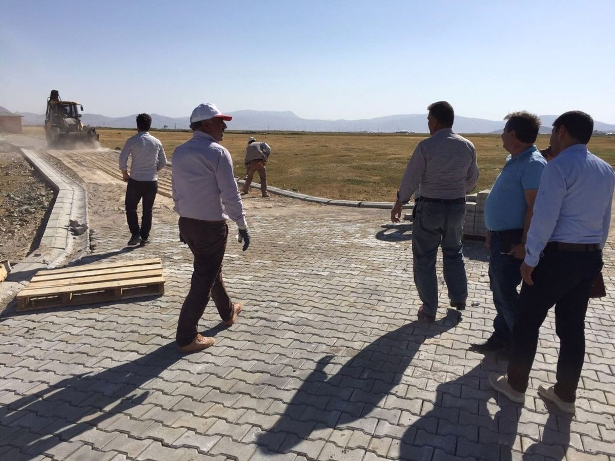 Çaldıran\'da Kilitli Parke Taşı Döşeme Çalışması