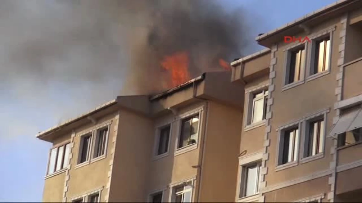 Dha İstanbul - 7 Katlı Binanın Çatısı Alev Alev Yandı