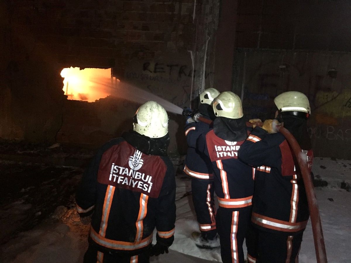Dha İstanbul -(Havadan Görüntü ve Ek Bilgilerle)arnavutköy\'de Fabrika Yangını...(4)