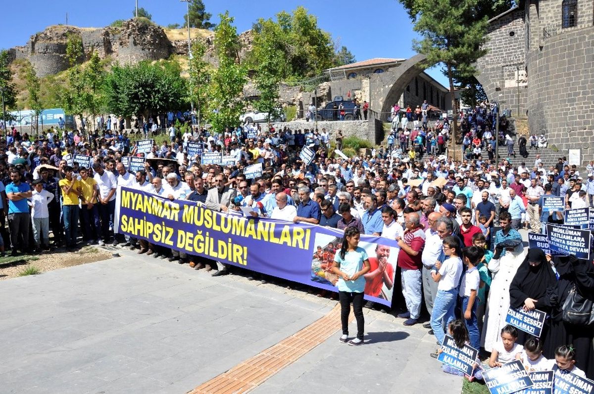 Diyarbakır\'da Arakan Protestosu