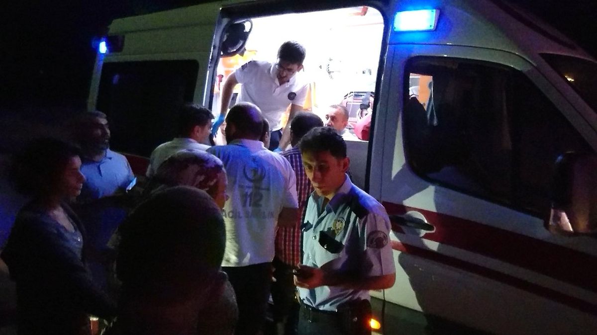 Dört Kişiyi Yaraladıktan Sonra Kaçan Hırsızlık Şüphelileri Polisin Üstüne Araç Sürdü