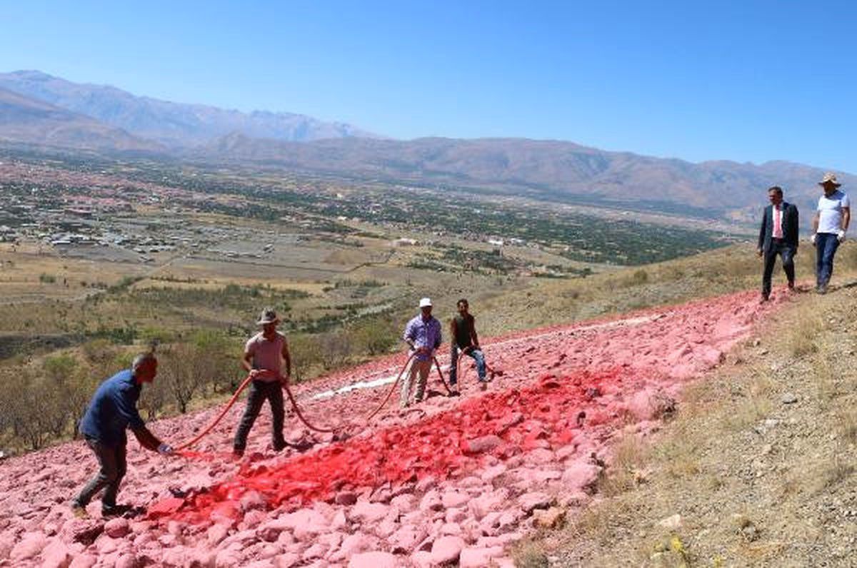 Erzincan\'da 2 Bin Metrekarelik Dev Türk Bayrağı Yenileniyor