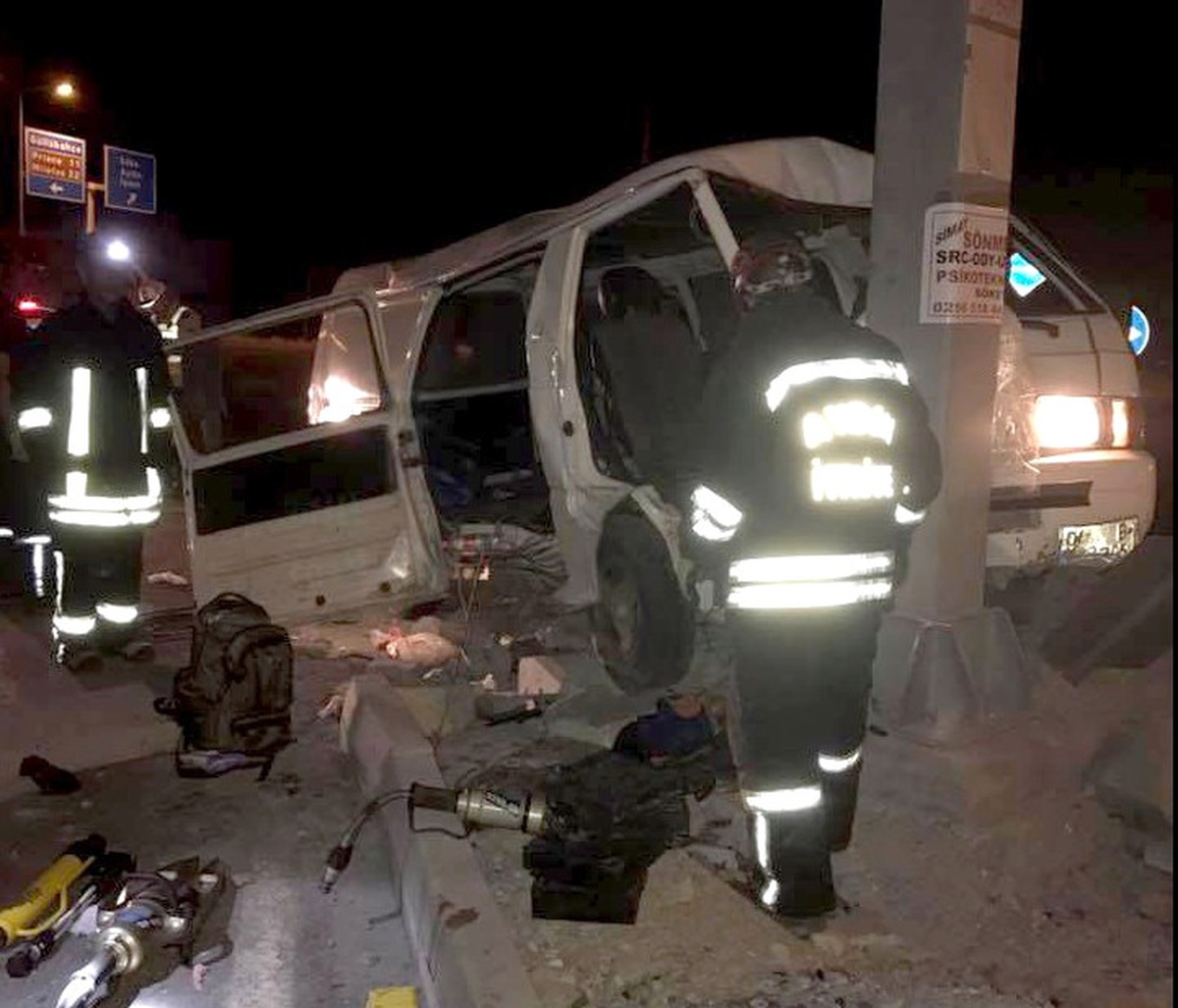 Göçmenleri Taşıyan Minibüs Kaza Yaptı: 1 Ölü, 20 Yaralı