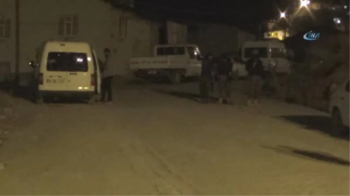 Hakkari\'de Belde Belediye Başkanının Evine Saldırı