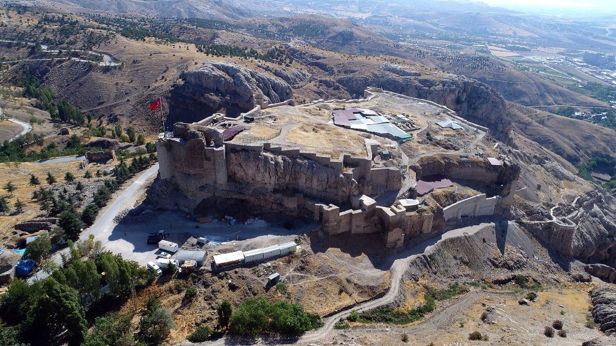 Harput Kalesi Tarihe Işık Tutuyor