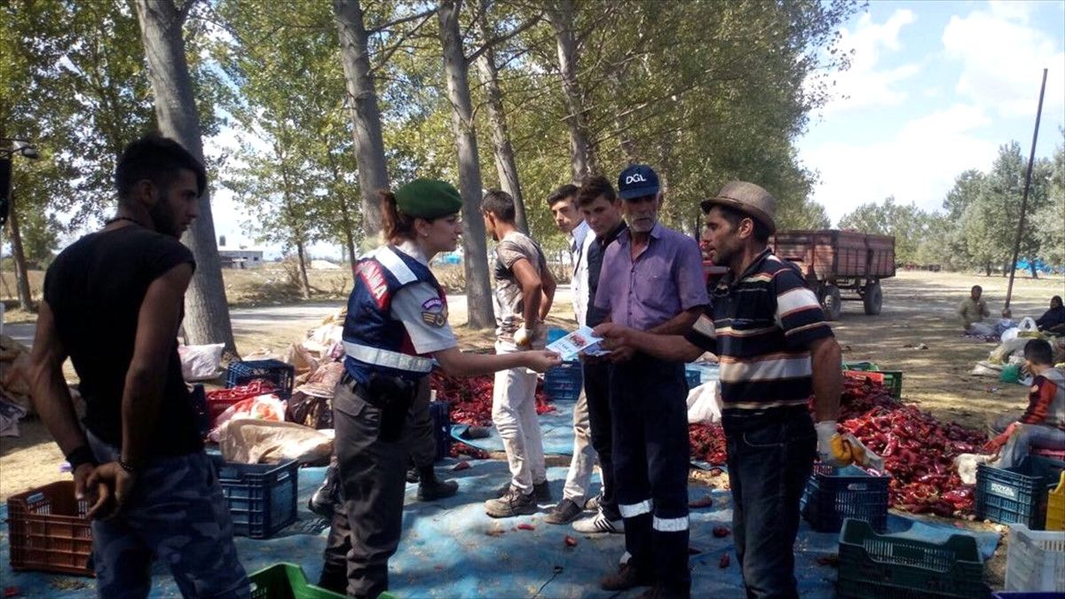 Jandarmadan Mevsimlik Tarım İşçilerine Ziyaret