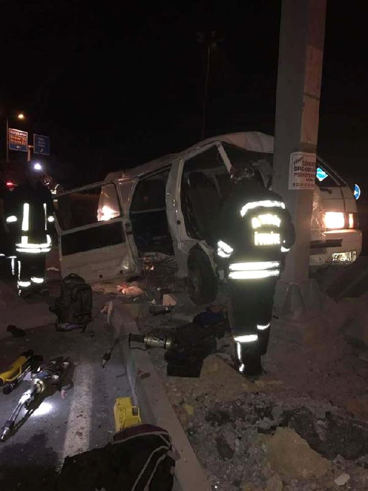 Kaçak Göçmenleri Taşıyan Minibüs Devrildi: 1 Ölü, 19 Yaralı