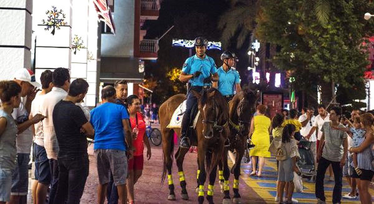 Kemer\'de Atlı Jandarmaya Yoğun İlgi