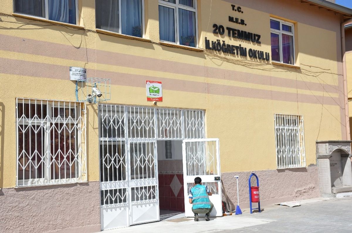 Mahkemeden Ceza Alan Yükümlüler Okul Boyadı