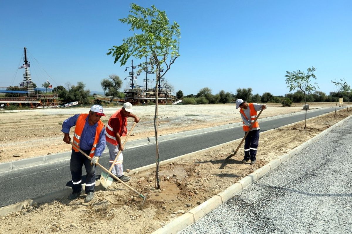 Manavgat Belediyesi Irmak Kenarını Ağaçlandırıyor