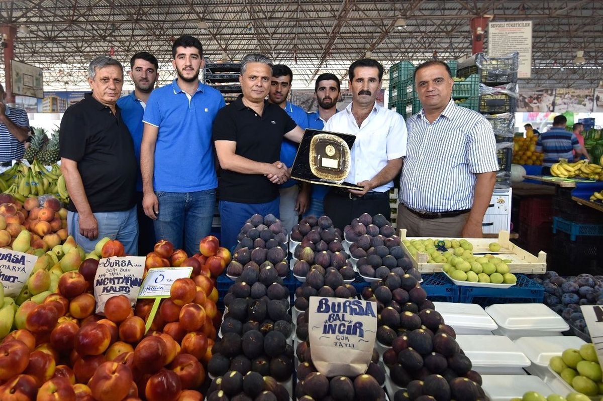 Muratpaşa\'da \'Örnek Pazarcılara\' Plaket