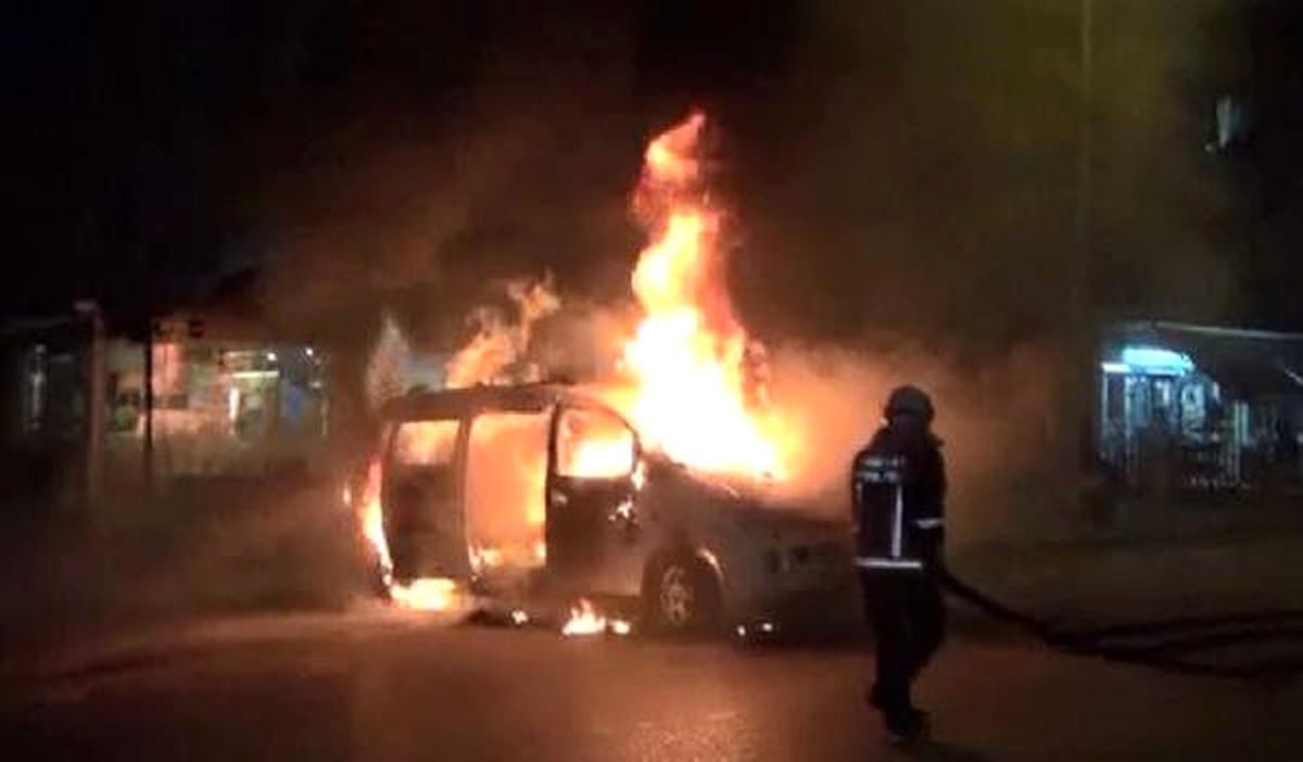 Park Halindeki Minibüs Alev Alev Yandı