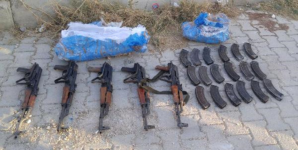 Şanlıurfa\'da Toprağa Gömülü 5 Otomatik Tüfek Ele Geçti