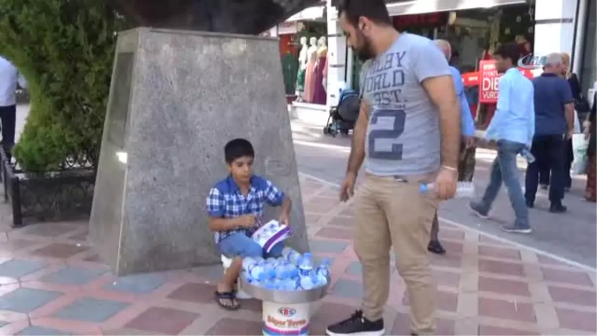 Sokakta Su Satıp, Ders Çalışıyor