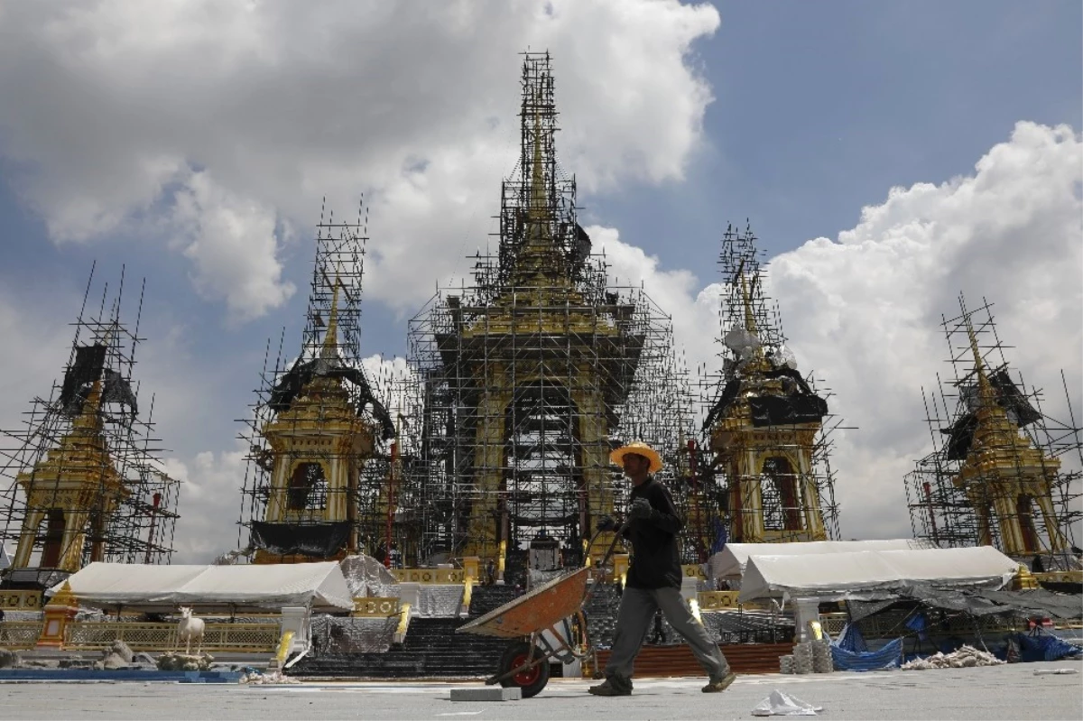 Tayland Kralının Yakılması İçin Saray Yapılıyor