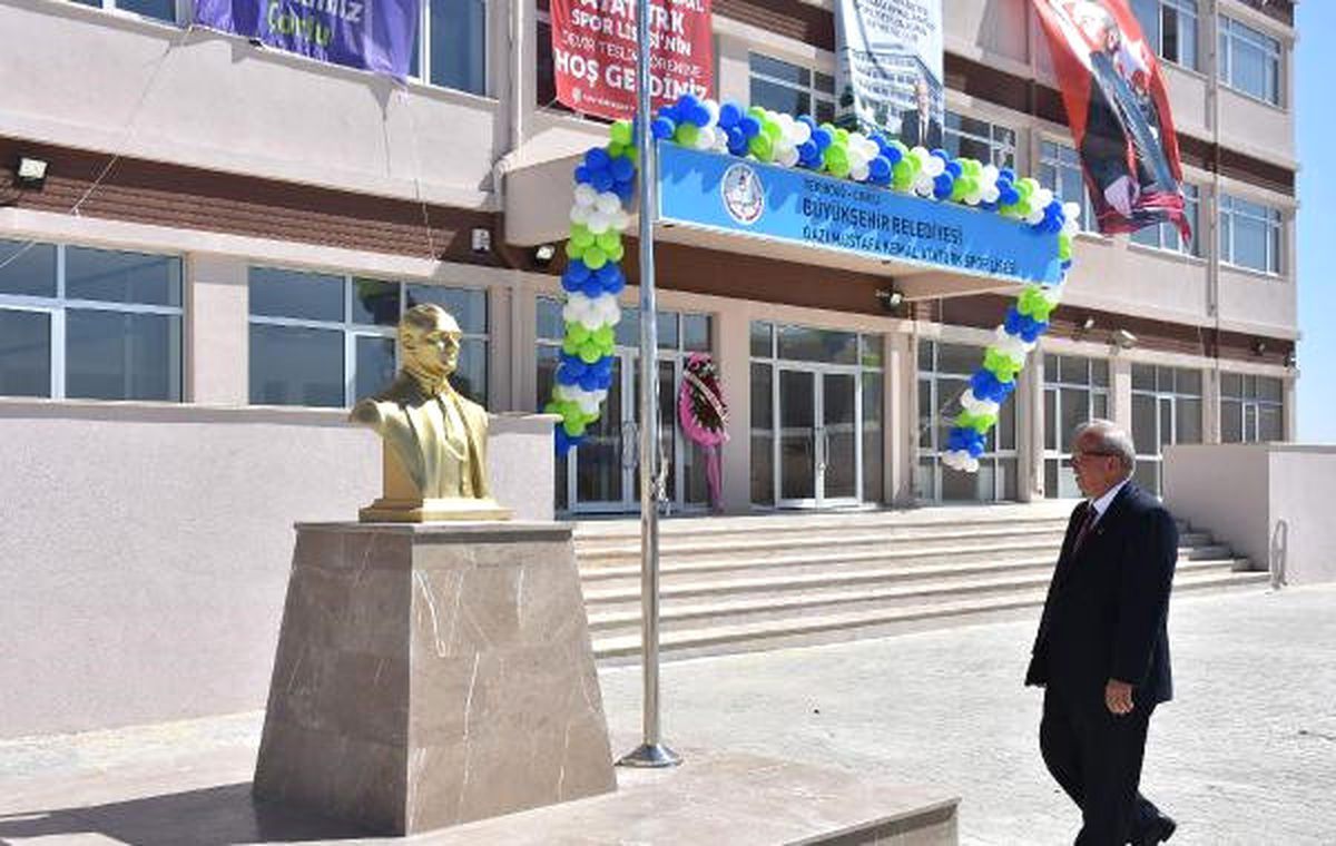Tekirdağ\'daki O Okula Atatürk Büstü Konuldu