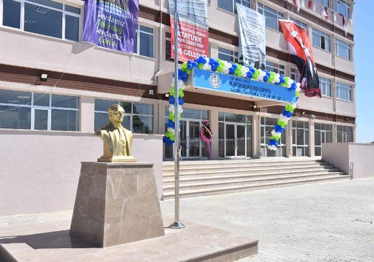 Tekirdağ\'daki O Okula Atatürk Büstü Konuldu
