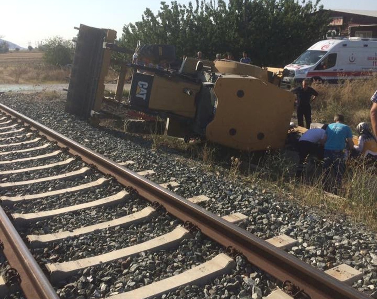 Tren Hemzemin Geçitte İş Makinesine Çarptı
