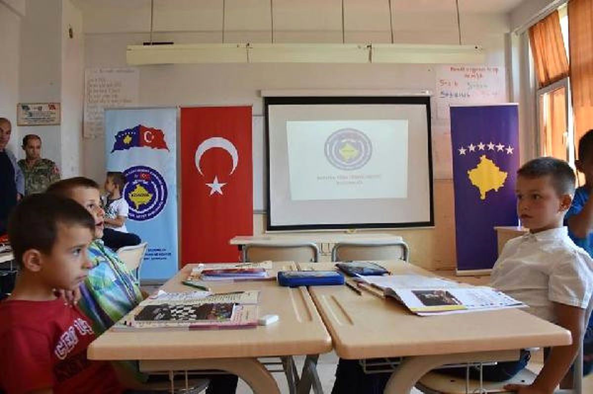 Türk Askerinden Kosova\'da İlköğretim Okuluna Destek