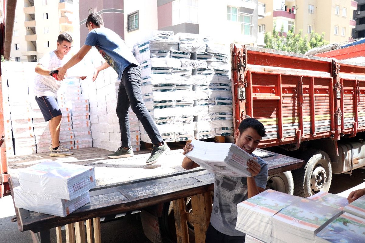 Üniversiteli Hamallar\' Kitap Taşıyarak Harçlık Çıkartıyor