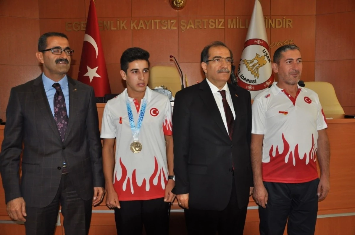 Vali Demir\'den Uşaklı Avrupa Şampiyonu Mehmet Çelik\'e Ödül
