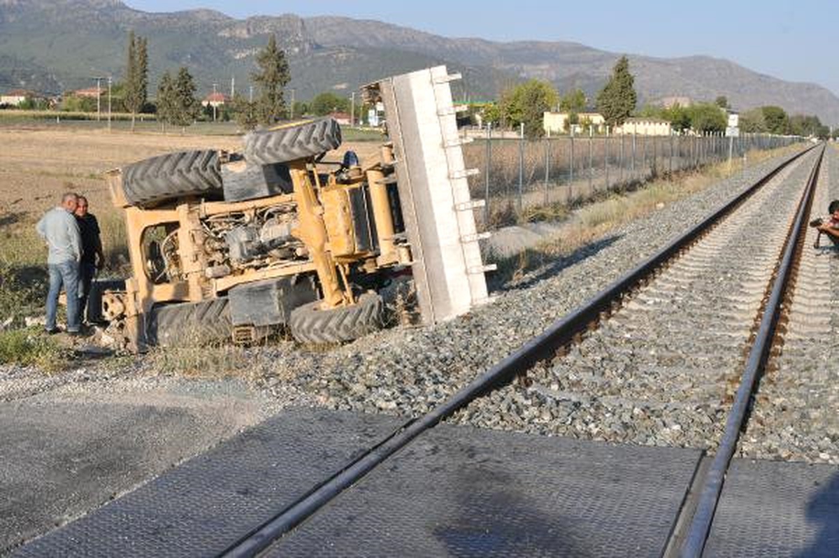 Yolcu Treni İş Makinesine Çarptı; 1 Yaralı