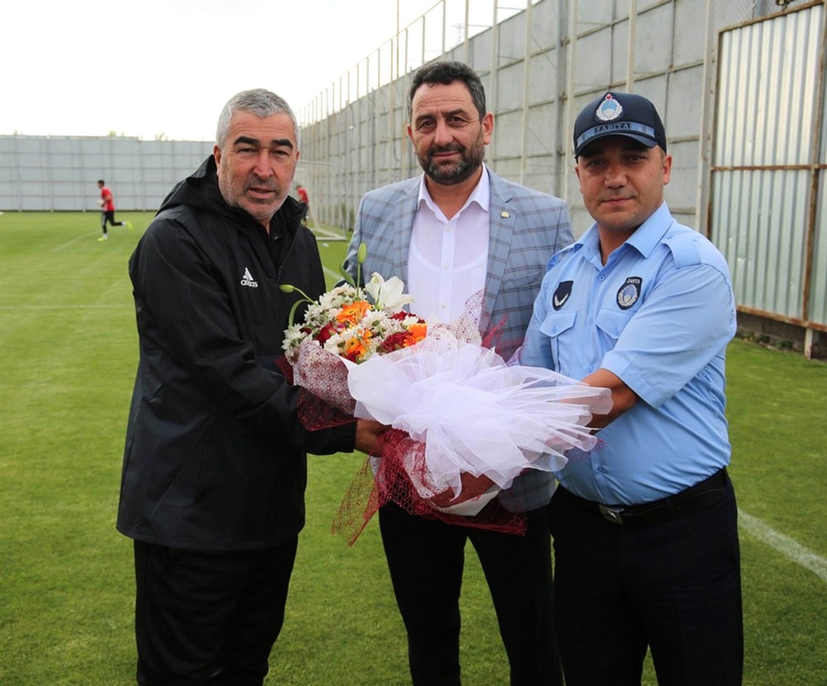 Zabıtadan, Sivassporlu Futbolculara Baklava İkramı