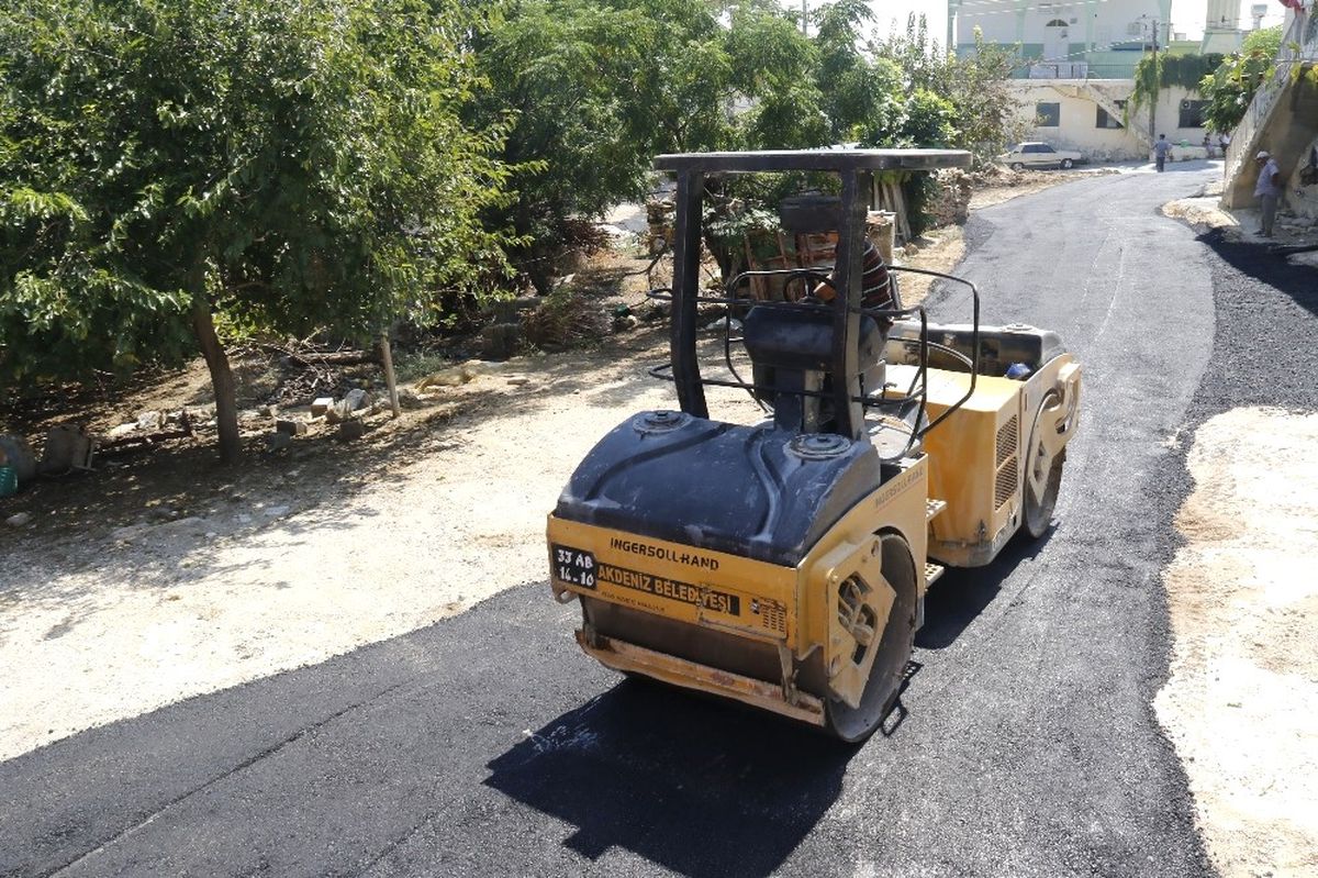 Akdeniz\'de 5 Mahalleye 8 Ton Asfalt