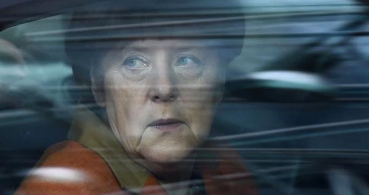 Almanya\'da Merkel\'e Tepki Dinmiyor! Bu Kez de Aracına Domates Atıldı