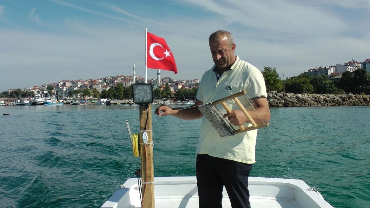Amatör Balıkçılar Kovalarını Balıkla Doldurdu