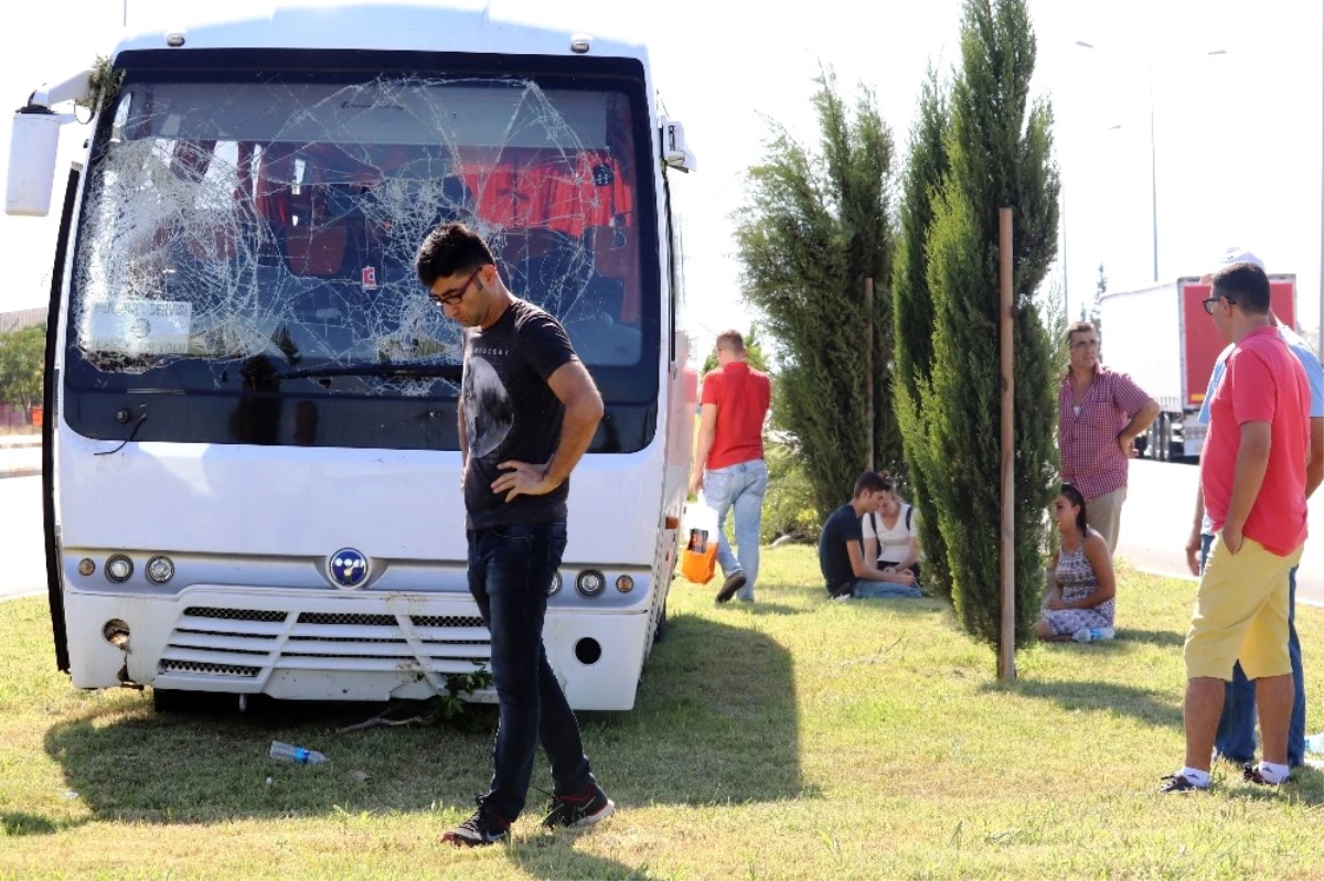Antalya\'da Otel Servis Minibüsü Devrildi: 5 Yaralı
