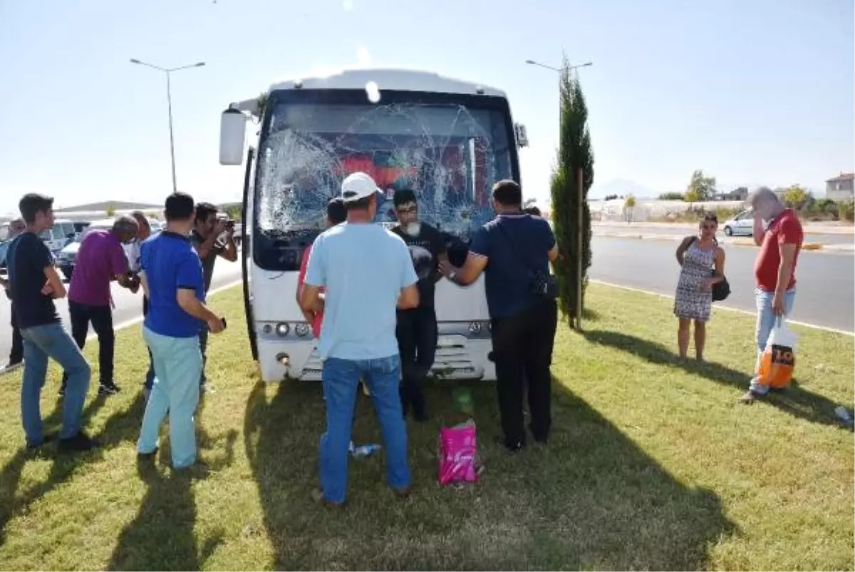 Antalya\'da Otel Servisi Refüje Çıktı: 5 Yaralı