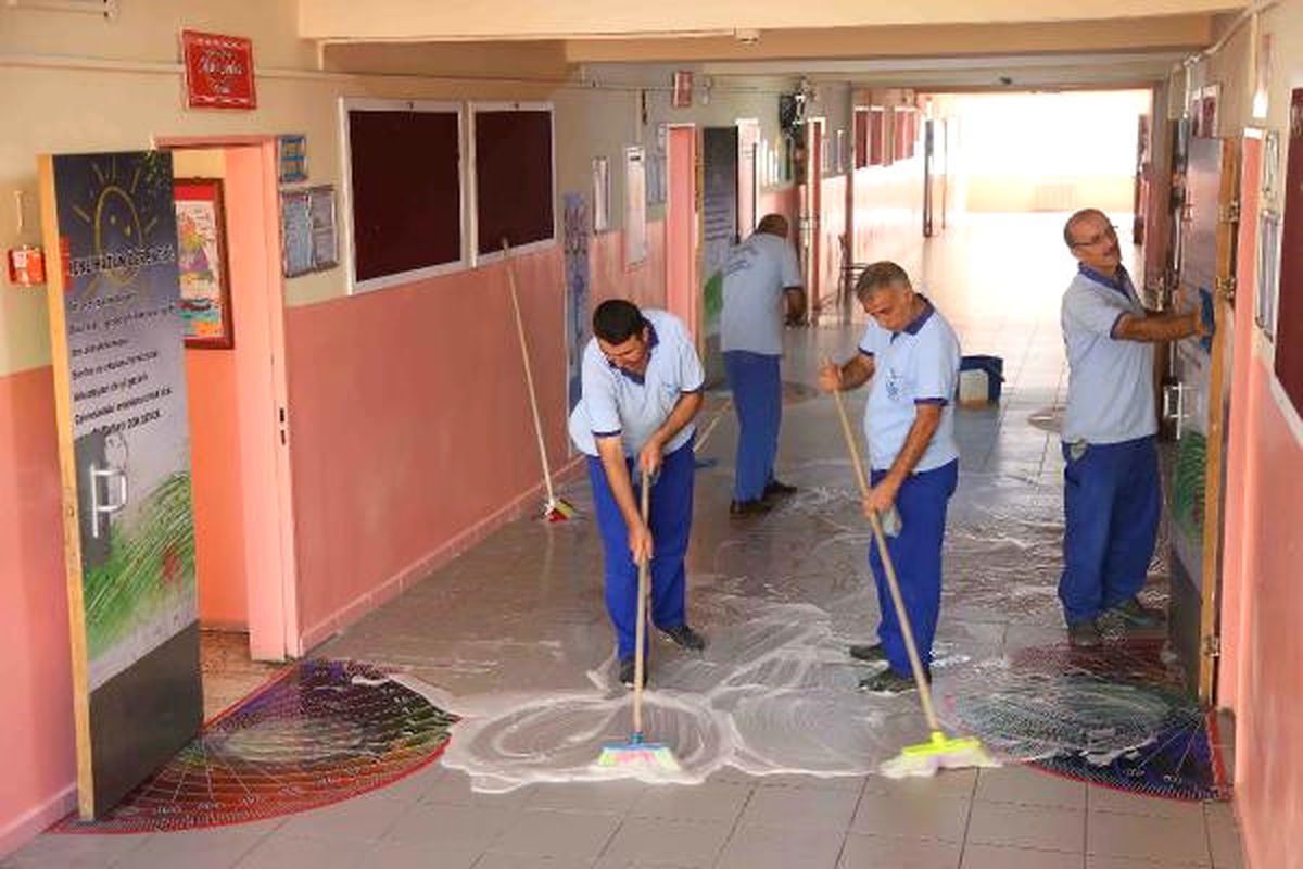 Bağcılar\'da Okullar Yeni Eğitim Yılı Öncesi Temizleniyor