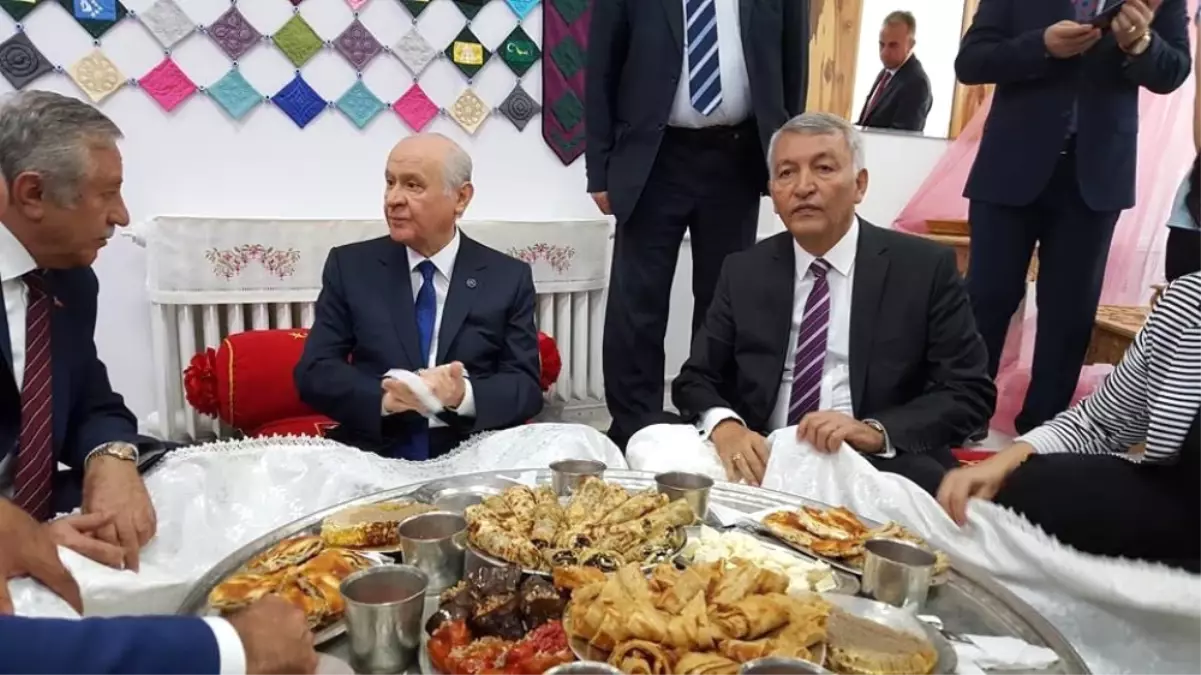 Bahçeli, Yer Sofrasında Yöresel Yemeklerin Tadına Baktı