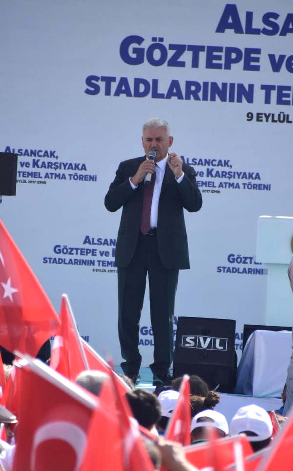 Başbakan Binali Yıldırım İzmir\'de 3 Stadın Temelini Attı