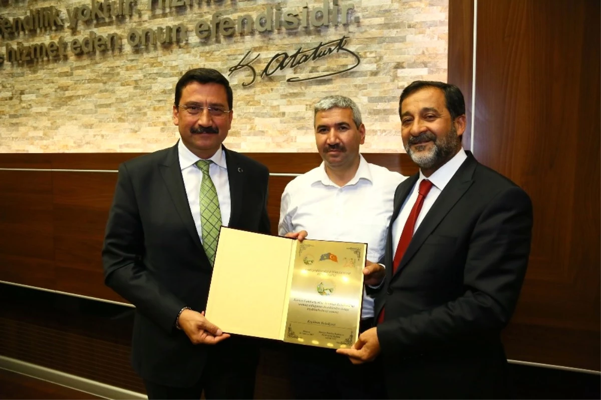 Başkan Ak\'a Türk Dünyasına Hizmet Ödülü