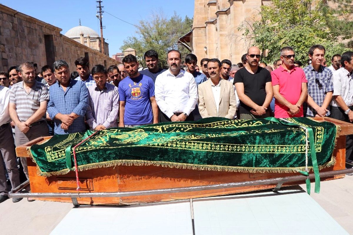 Bir Tabutta İki Küçük Beden