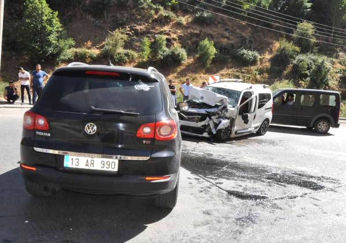 Bitlis\'te Trafik Kazası: 1 Ölü, 5 Yaralı