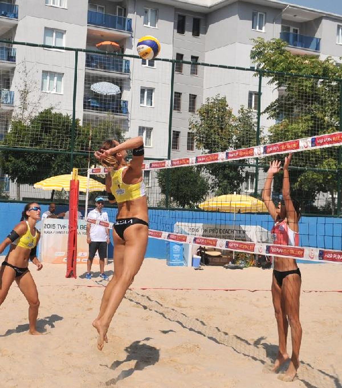 Bursa\'da Plaj Voleybolu Heyecanı Devam Ediyor