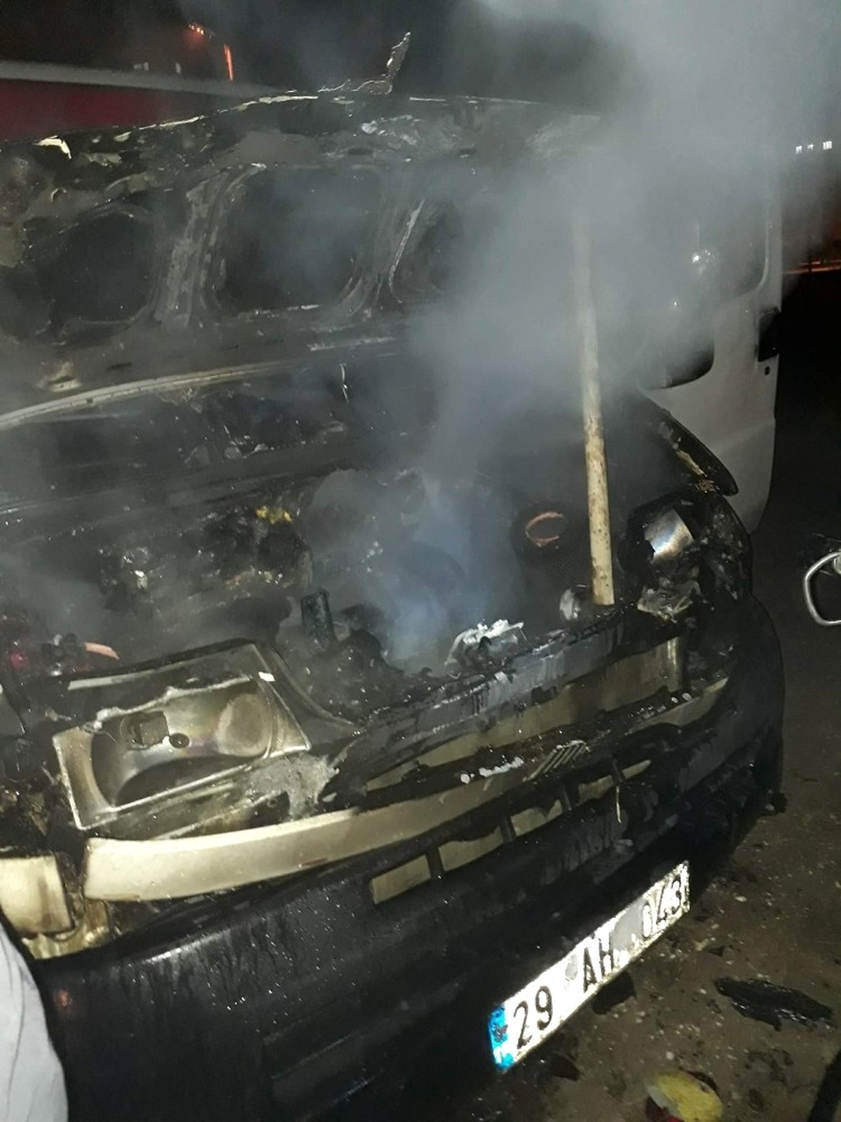 Elektrik Kontağından Çıkan Yangın Otomobil Yaktı