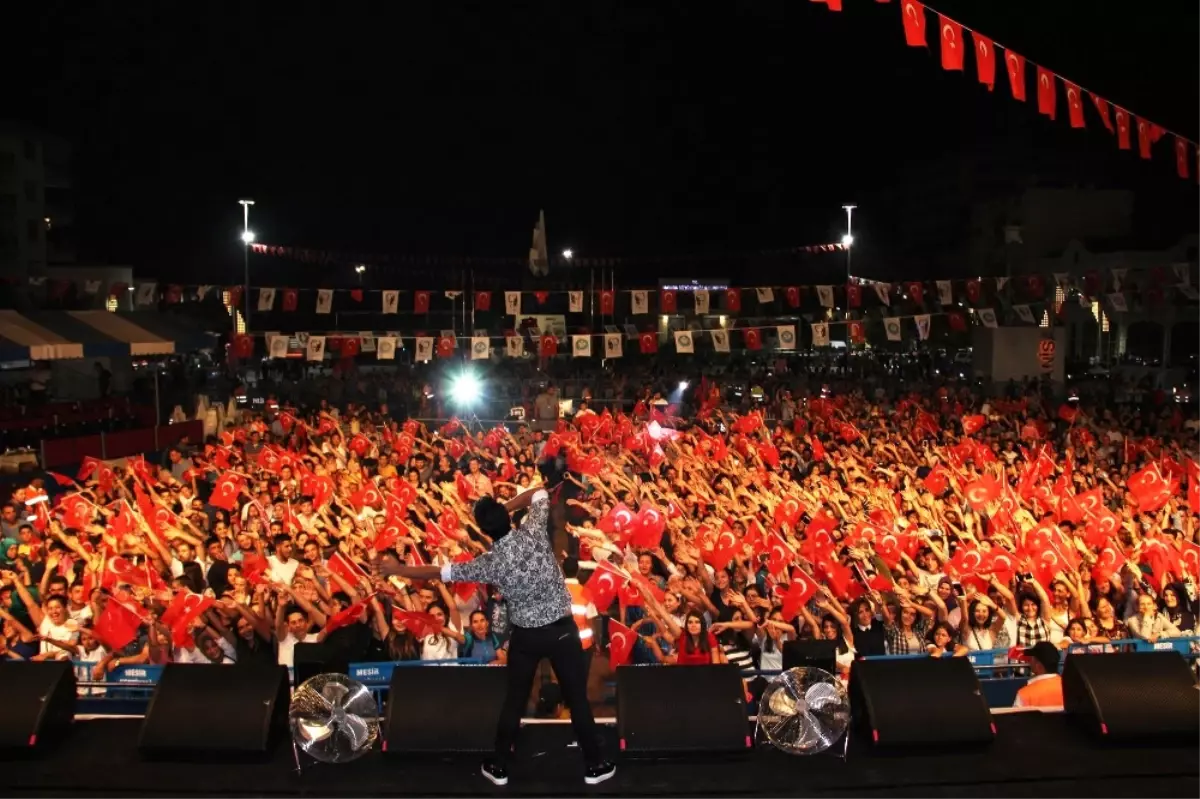 Hande Yener ve Murat Dalkılıç On Binlere Söyledi