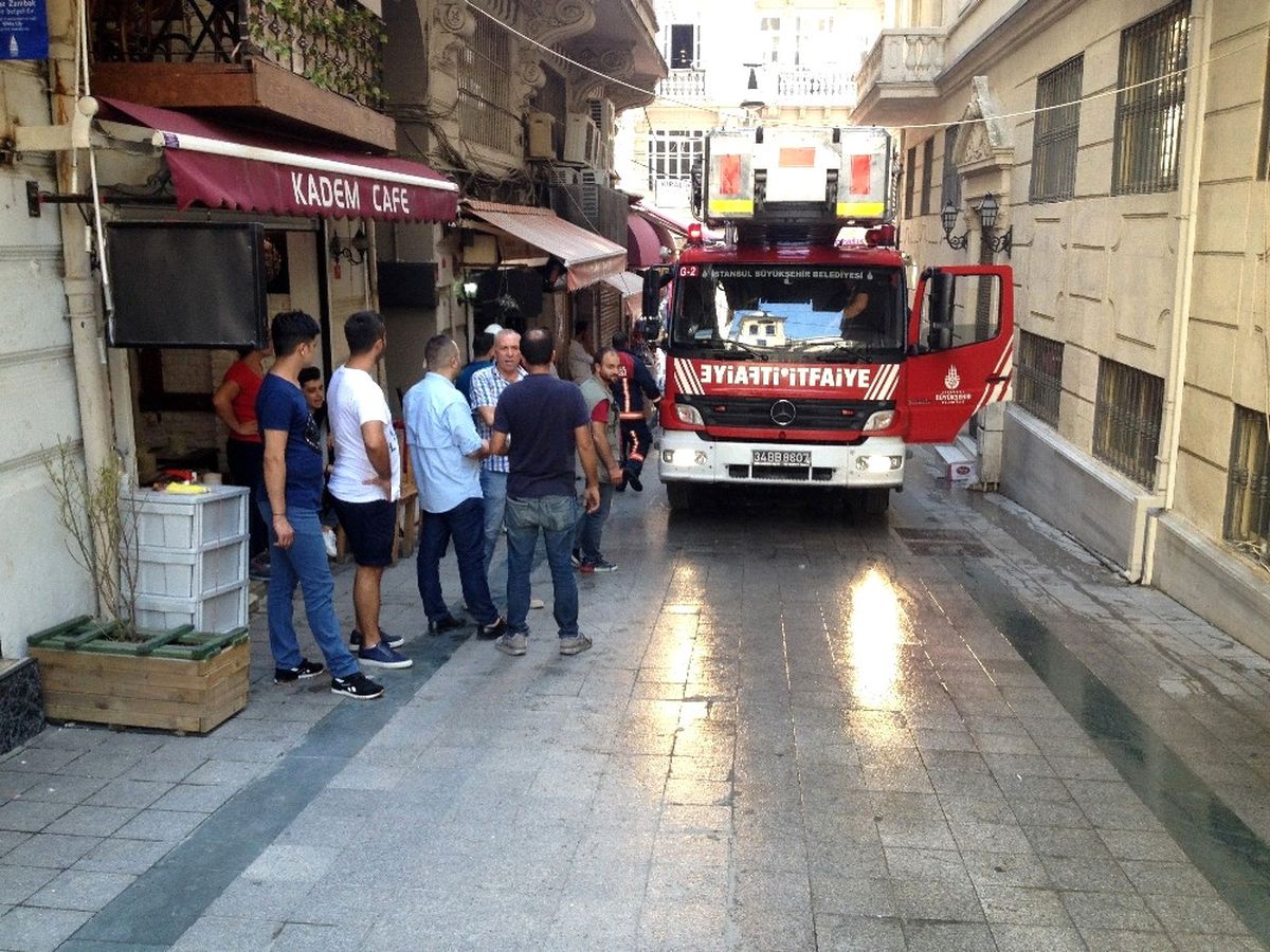 İstiklal Caddesi\'nde Çatı Yangını Vatandaşları Sokağa Döktü