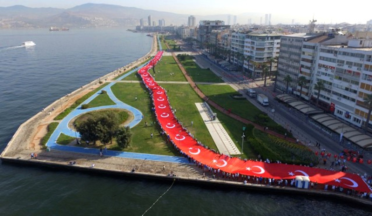 İzmir\'de 50\'şer Metrelik Türk Bayrağı ve Atatürk Portresi Açıldı