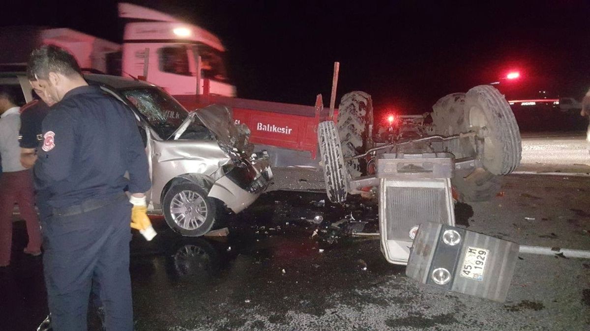 Kamyonet ile Traktör Çarpıştı: 6 Yaralı