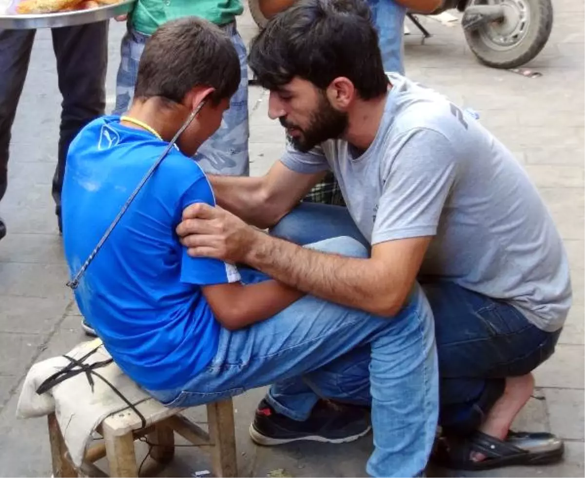 Kardeşinin Kulağına Kebap Şişi Sapladı