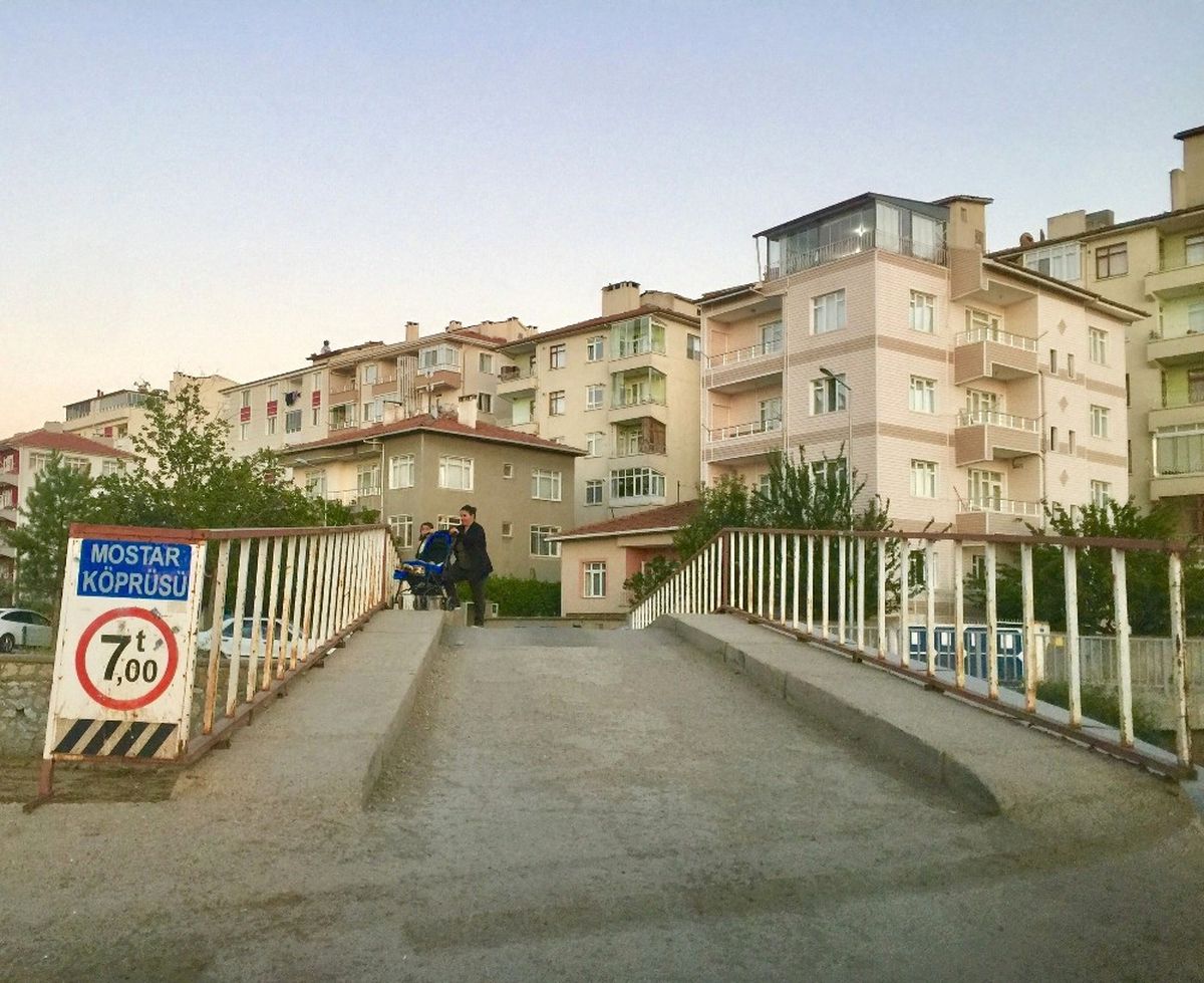 Köprüden Düşen Yaşlı Adam Ağır Yaralandı