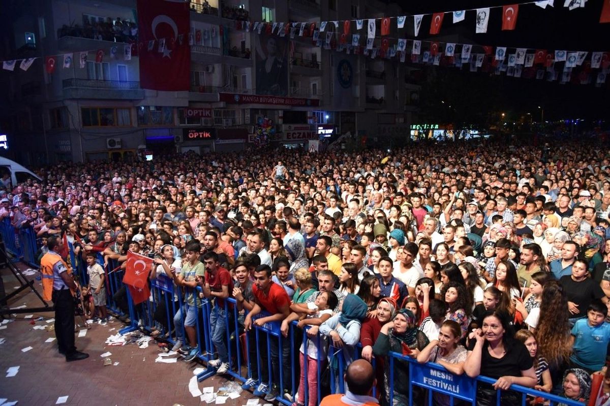 Kurtuluş Coşkusu İki Dev İsimle Zirve Yaptı