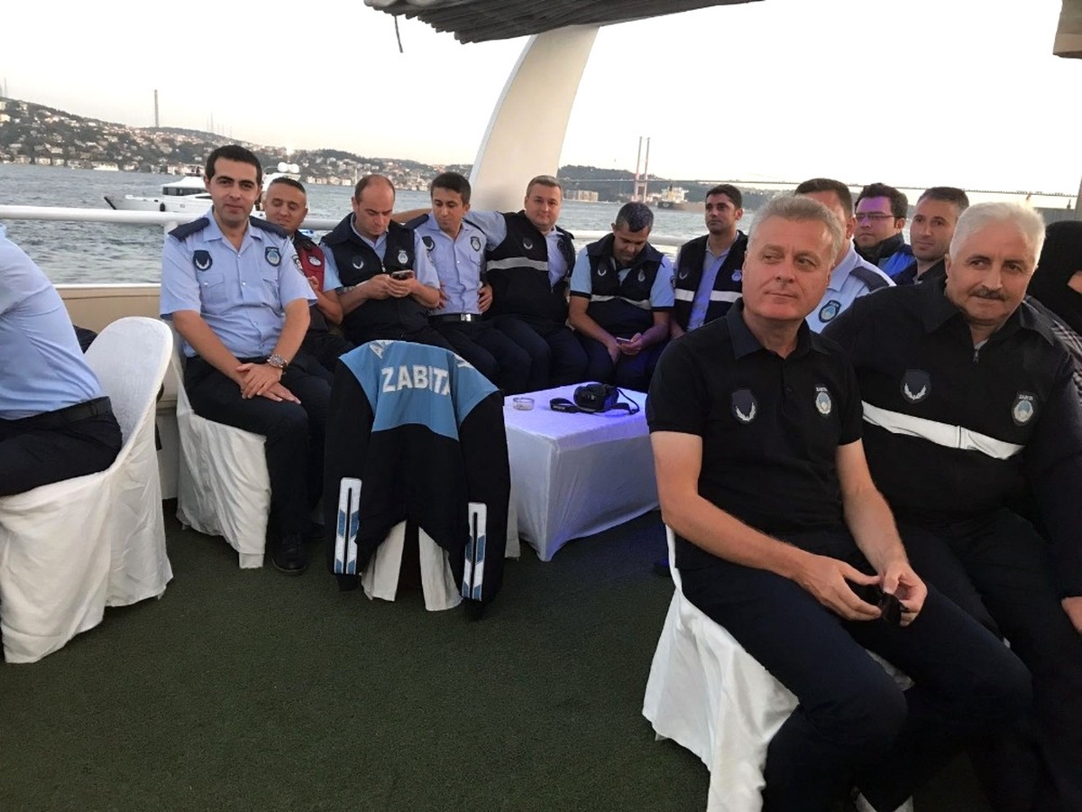 Kutlama Yapan Zabıtalara Seyyar Satıcı Şoku