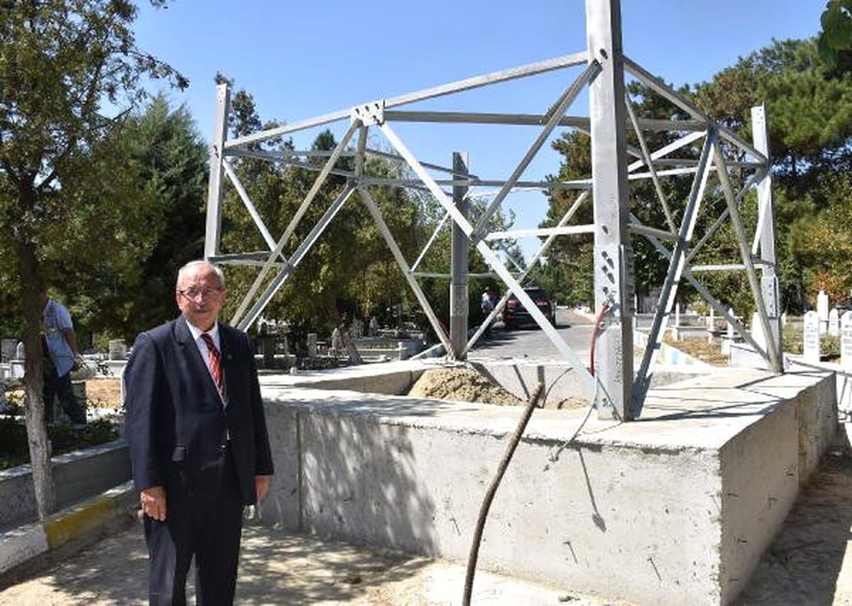 Mezarlığın Ortasına Dikilen Elektrik Direği Kaldırılacak